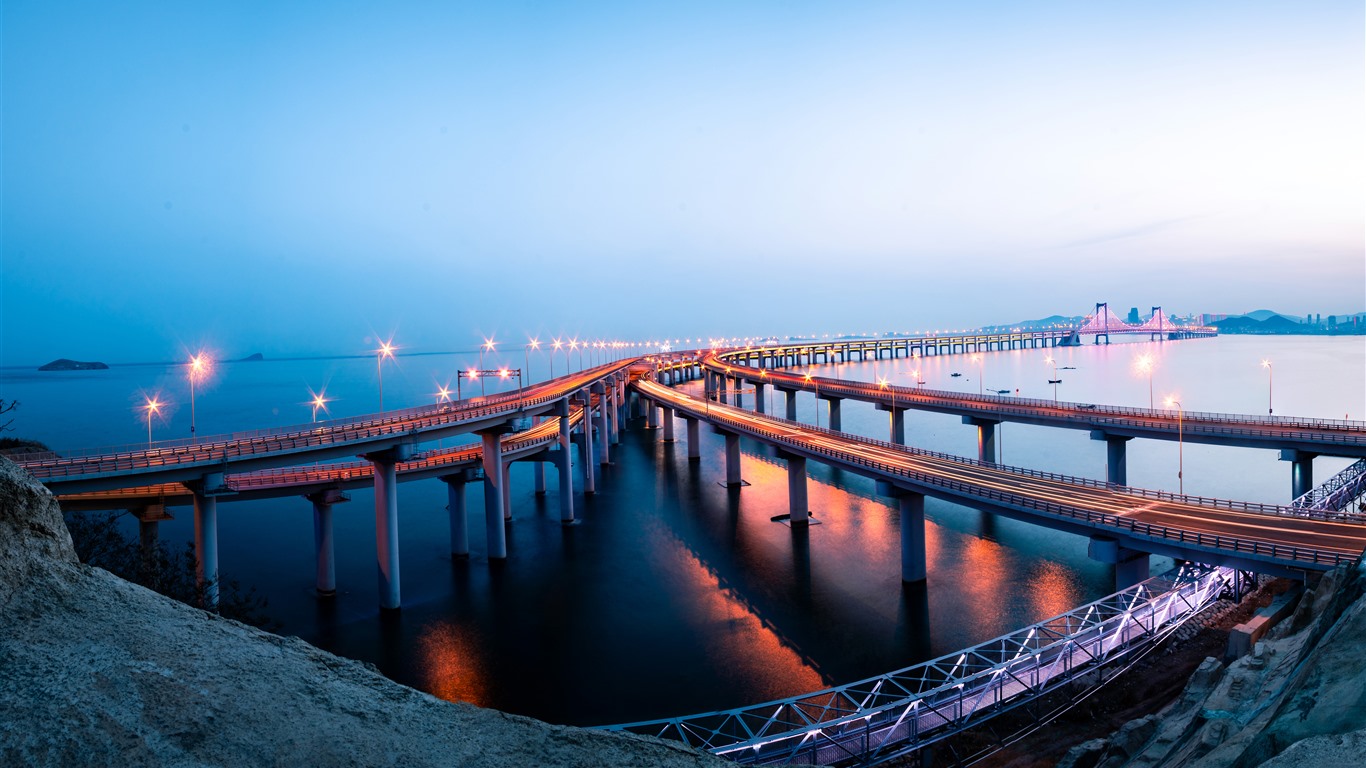 Dalian_Xinghai_Bridge_2021_Night_view_5K_Poster_1366x768.jpg